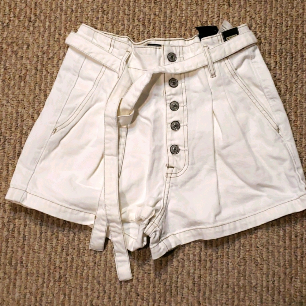 Abercrombie & Fitch NWT white denim shorts 2/26